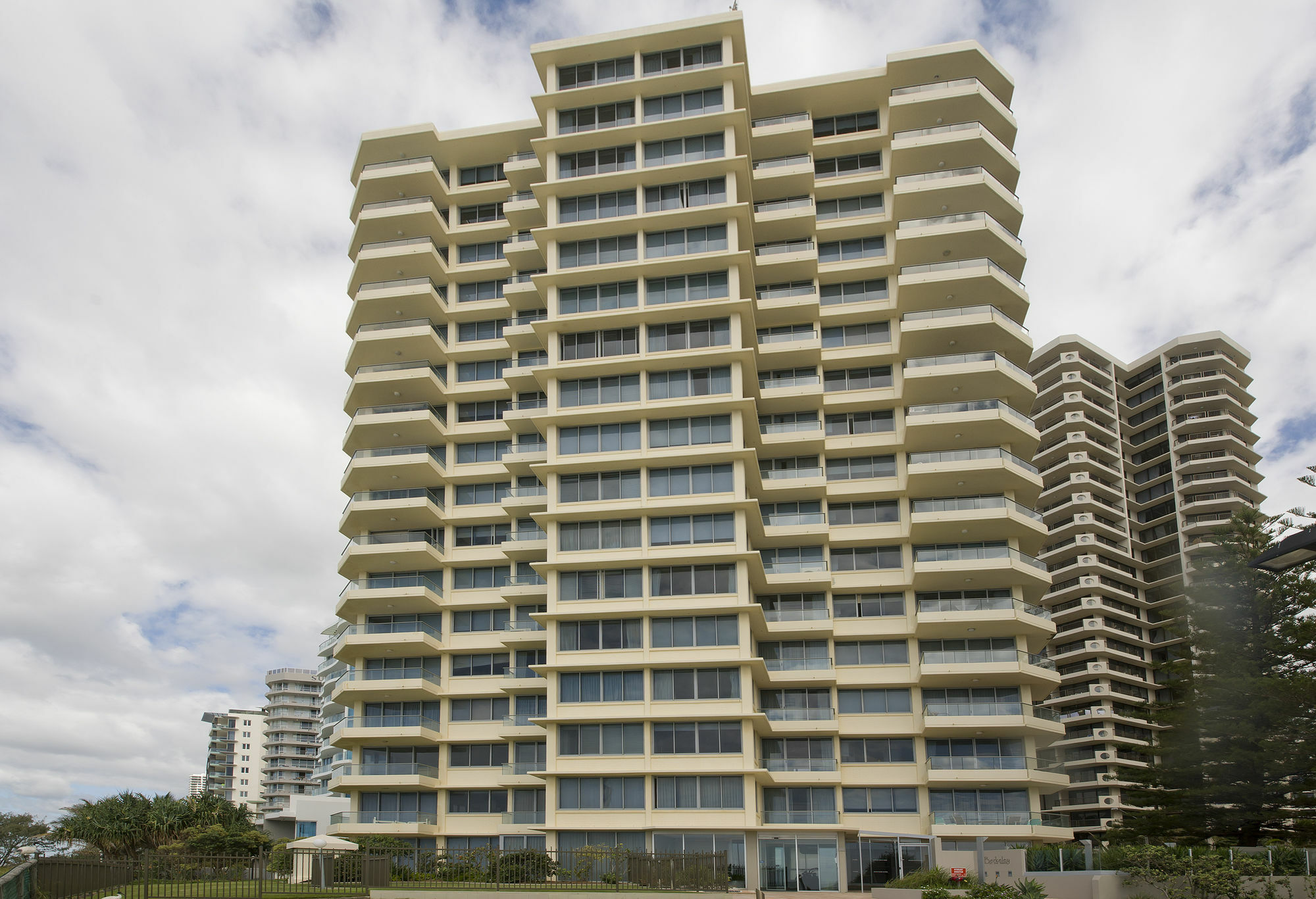 Berkeley On The Beach Gold Coast Exterior photo